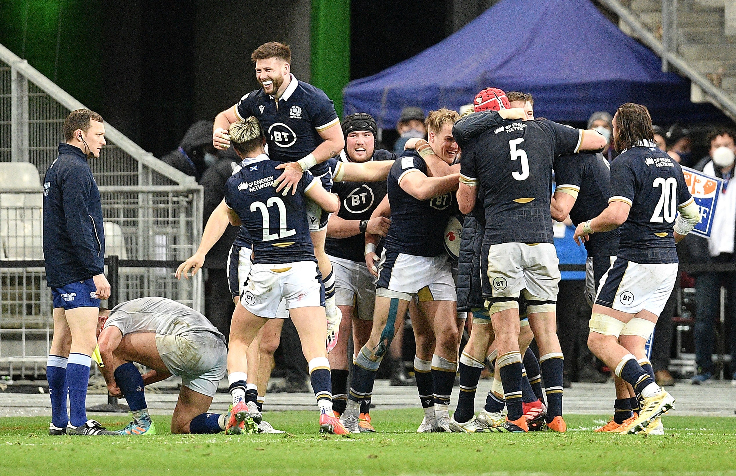 Scotland celebrate after their last-gasp try