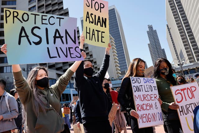 Un joven liderado por asiáticoamericanos e isle?os del Pacífico (AAPI), y los simpatizantes se manifiestan y marchan para condenar el odio y la violencia contra la comunidad asiática en San Francisco, California, el 26 de marzo de 2021