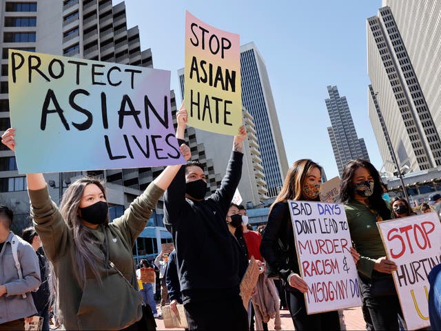 Un joven liderado por asiáticoamericanos e isleños del Pacífico (AAPI), y los simpatizantes se manifiestan y marchan para condenar el odio y la violencia contra la comunidad asiática en San Francisco, California, el 26 de marzo de 2021