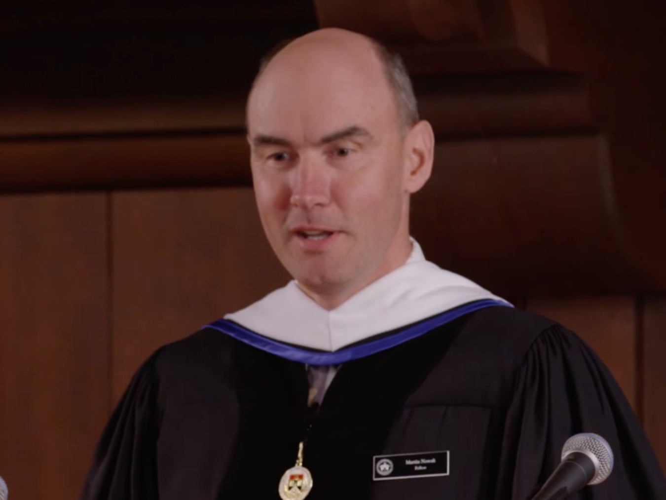 <p>Martin Nowak hablando en la Universidad de Harvard.</p>