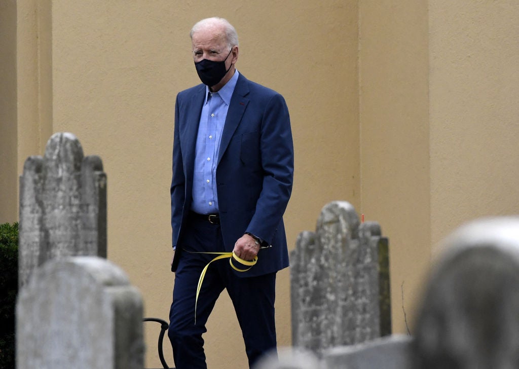 <p>El presidente estadounidense Joe Biden abandona St. Joseph en la iglesia católica Brandywine en Wilmington, Delaware, 27 de marzo de 2021.</p>