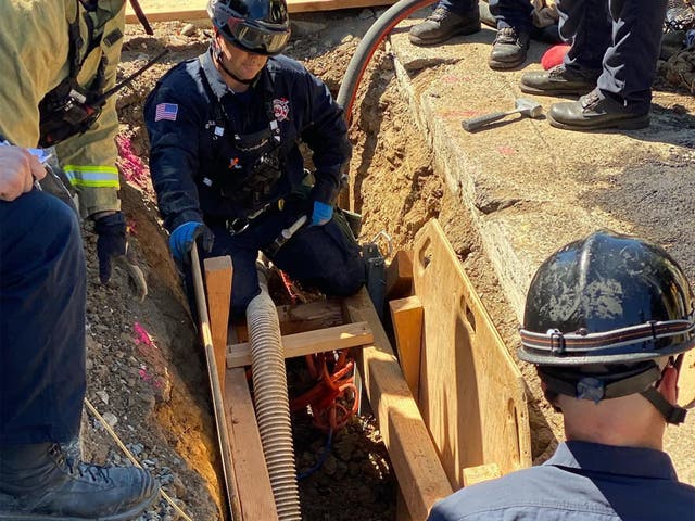 <p>Los trabajadores de la construcción han encontrado a dos personas que viven en una cueva artificial en una ciudad de California</p>