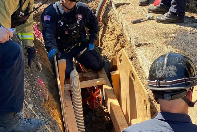 <p>Los trabajadores de la construcción han encontrado a dos personas que viven en una cueva artificial en una ciudad de California</p>