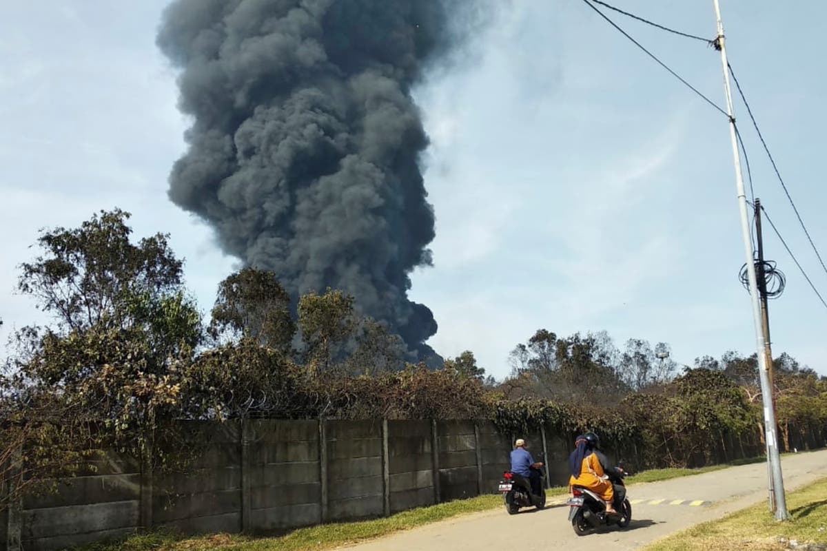 Hundreds evacuated from fire at Indonesian oil refinery 