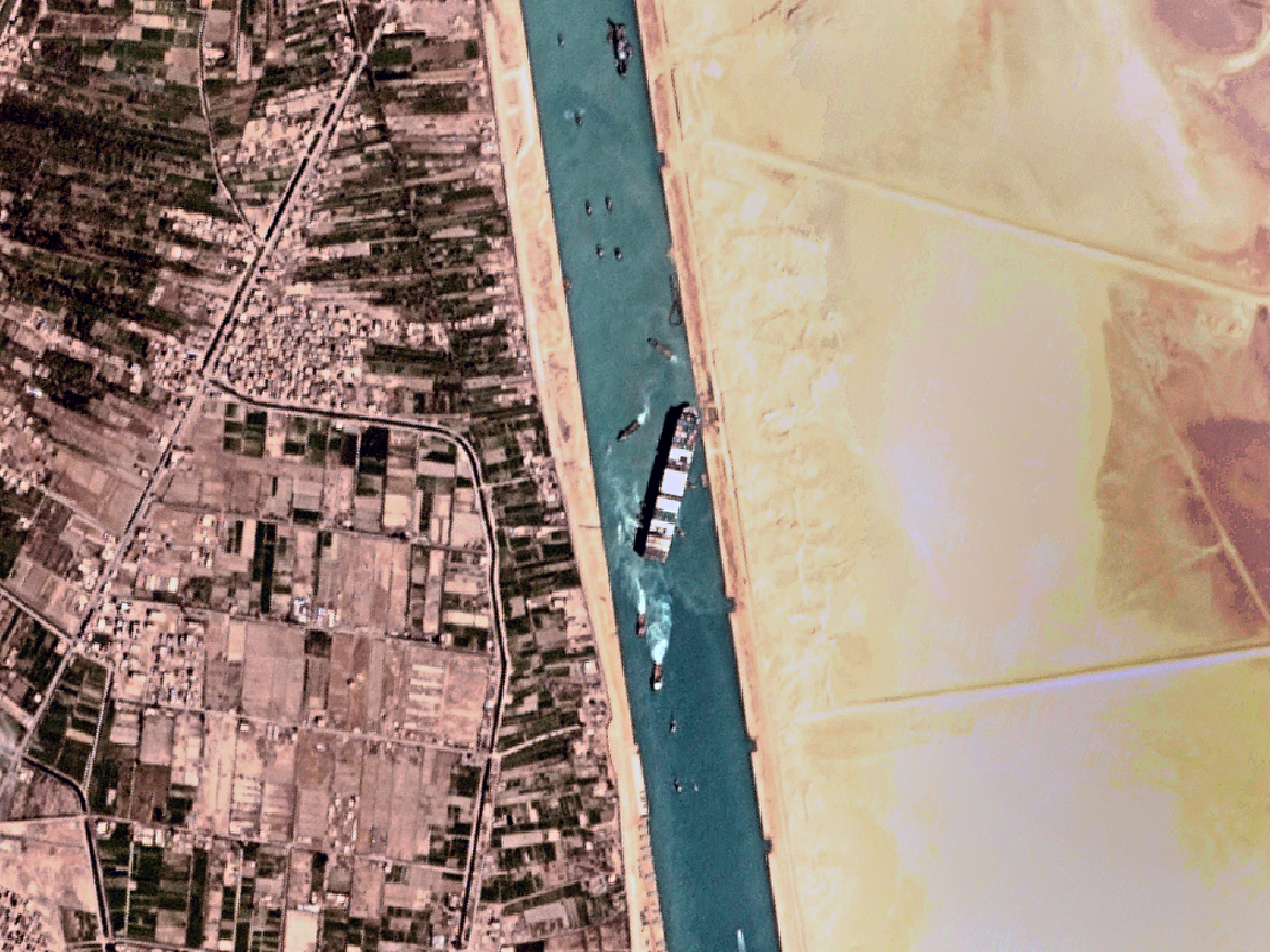Esta foto satelital de Planet Labs Inc. muestra el carguero Ever Given atrapado en el Canal de Suez de Egipto