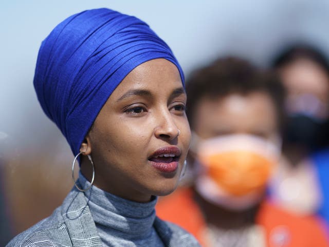 La representante Ilhan Omar y otros demócratas hablan con los periodistas sobre la cancelación del alquiler y la hipoteca, en el Capitolio de Washington, el jueves 11 de marzo de 2021.