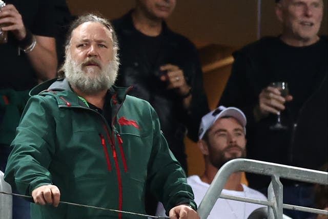 Russell Crowe at a rugby match on 26 March 2021 in Sydney, Australia, next to Chris Hemsworth 