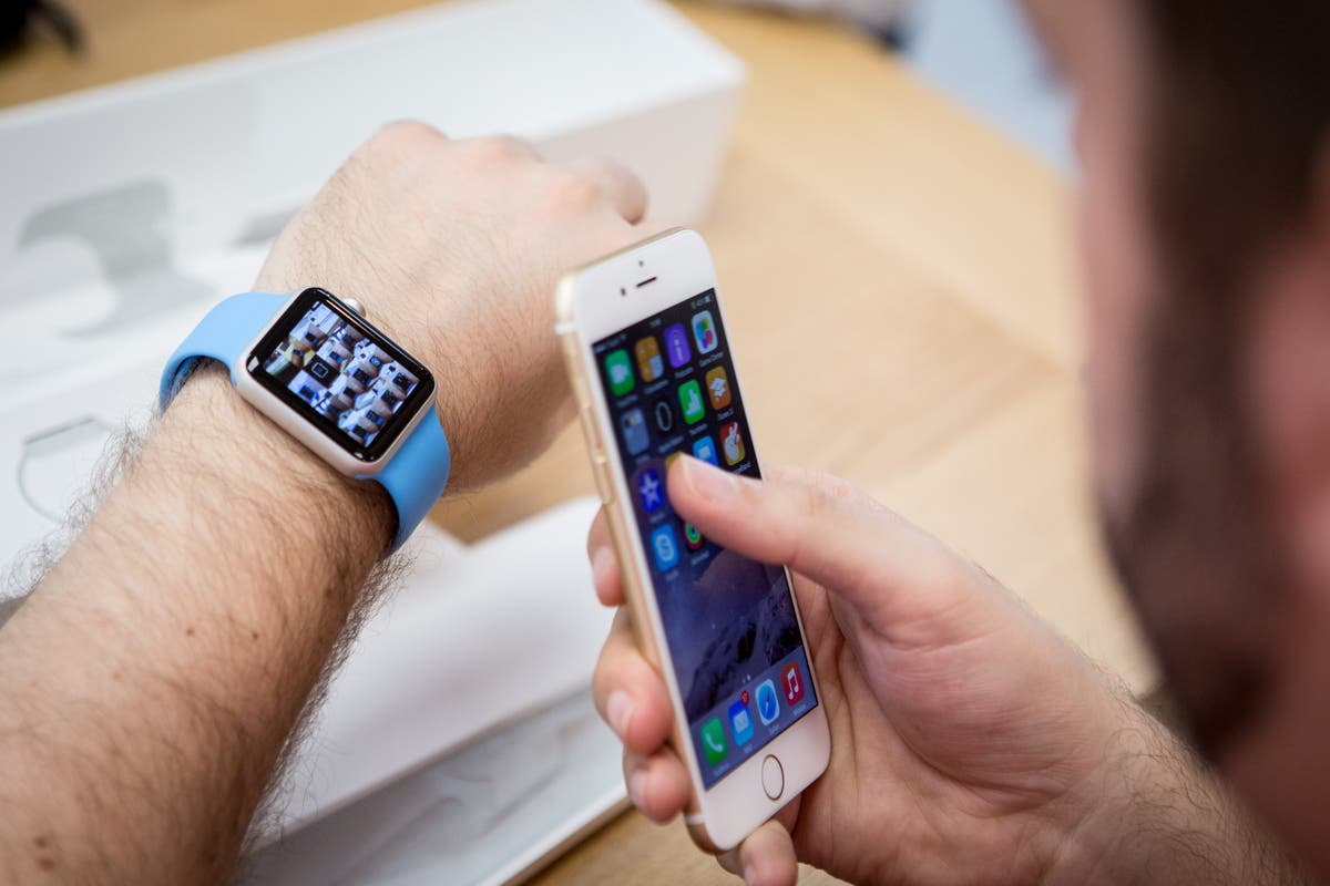 Стиль часы на телефоне. Эппл вотч айфон. Часы iphone. Айфон с часами. Часы айфон на руке.