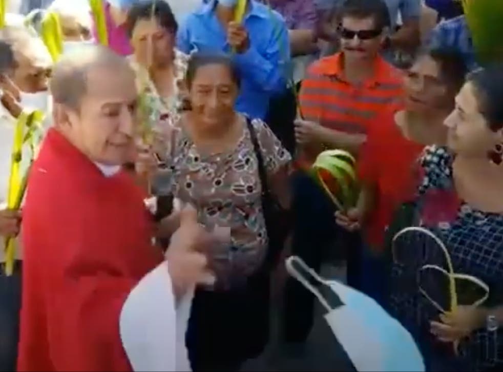 <p>La polémica se suscitó cuando el sacerdote le quitó elcubrebocas a una señora.</p>