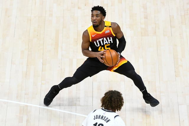 <p>Donovan Mitchell del Jazz estuvo entre los jugadores que publicaron emojis de oración después del aterrizaje de emergencia.</p>