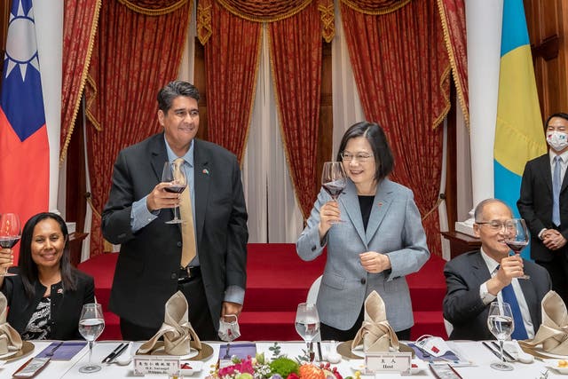 <p>In this photo released by the Taiwan Presidential Office, Palau President Surangel Whipps, center left, toasts with Taiwan President Tsai Ing-wen during a banquet in Taipei, Taiwan on Tuesday, 30 March 2021</p>