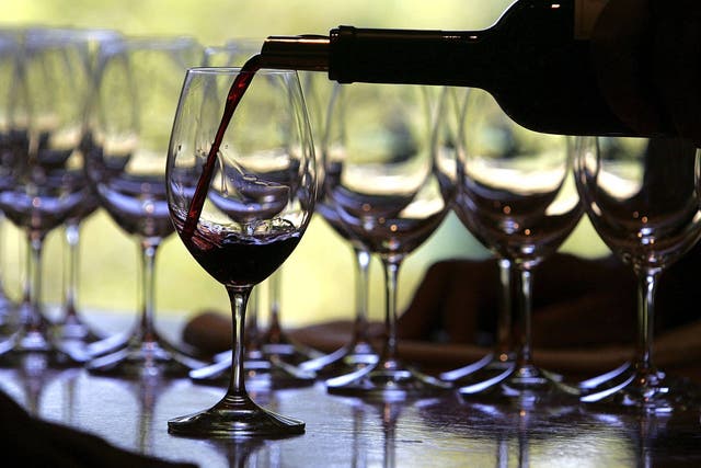 <p>Un trabajador de la bodega St. Supery vierte una copa de vino para una degustación el 20 de septiembre de 2006 en Rutherford, California. Las bodegas de la región del Valle de Napa están en medio de la cosecha de 2006 y recogerán y triturarán uvas hasta mediados de octubre.</p>