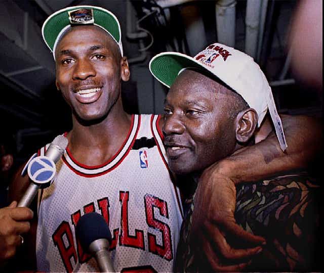 <p>Michael Jordan aparece en una foto sin fecha con su padre James, antes de su asesinato en 1993. </p>