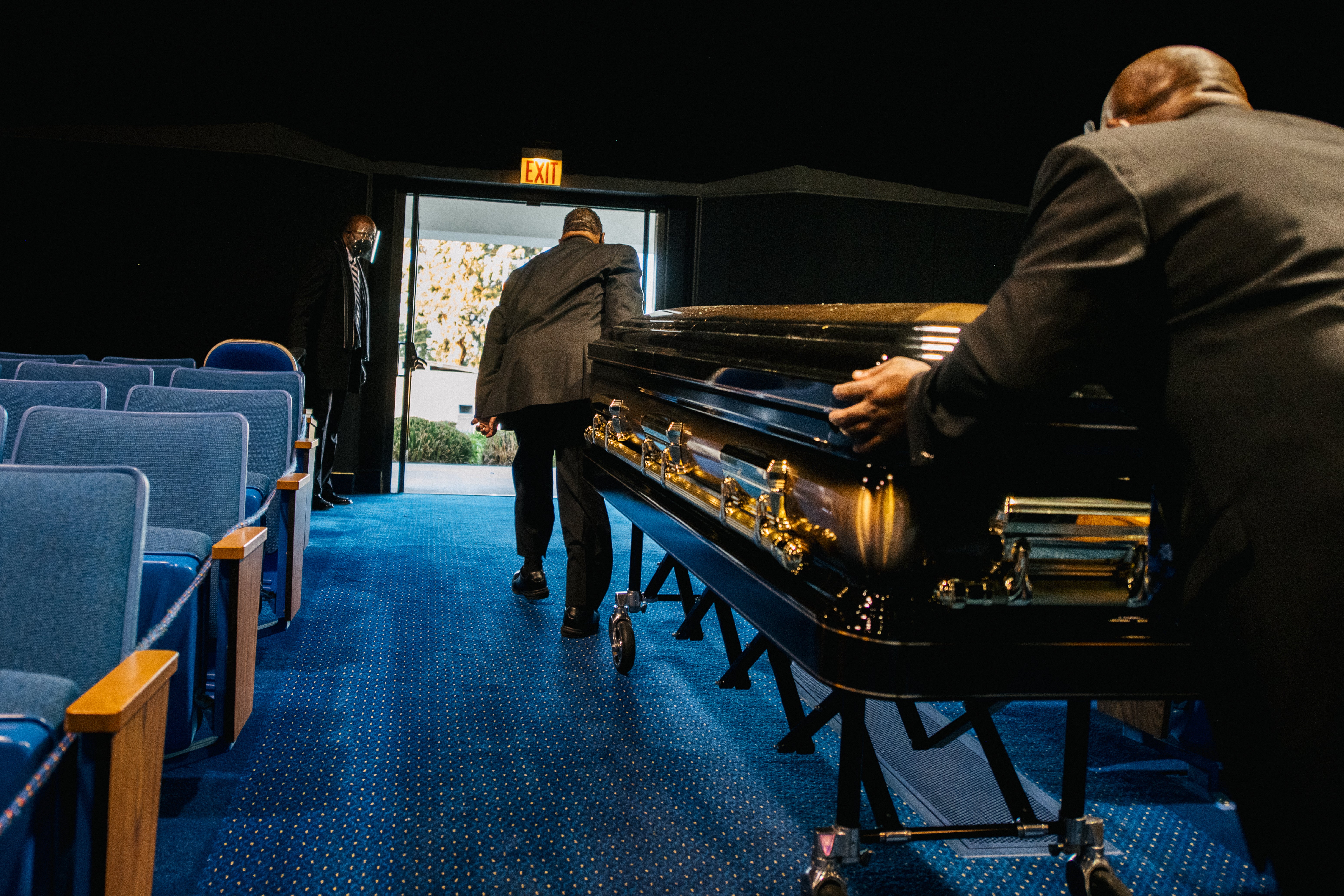 <p>El ataúd del Reverendo Dr. Frederick Price está preparado para la salida al concluir la última vista pública el 5 de marzo de 2021 en Los Ángeles, California. Se llevó a cabo una vista pública para honrar al Rev. Dr. Price, fundador del Centro Cristiano Crenshaw, quien murió el 12 de febrero por complicaciones de COVID-19. </p>