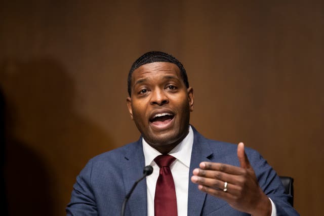 <p>El candidato a administrador de la Agencia de Protección Ambiental, Michael Regan, testifica durante su audiencia de confirmación ante el comité de Obras Públicas y Medio Ambiente del Senado el 3 de febrero de 2021 en Washington, DC. Regan se desempeñó anteriormente como Secretario del Departamento de Calidad Ambiental de Carolina del Norte. </p>