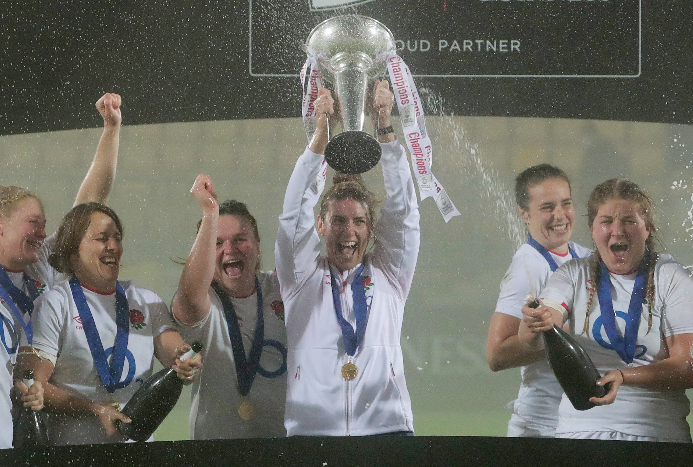 Sarah Hunter lifts the Women’s Six Nations trophy in 2020