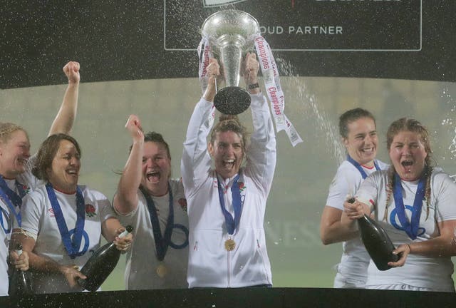 <p>Sarah Hunter lifts the Women’s Six Nations trophy in 2020</p>