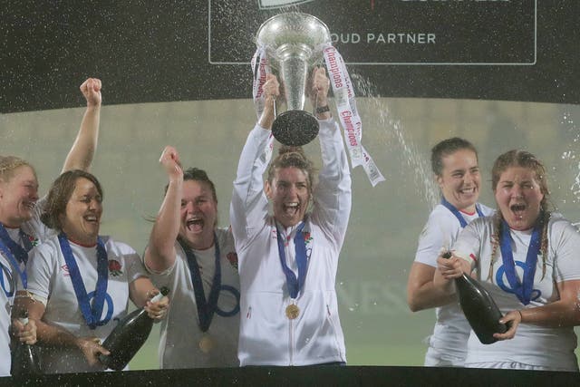 <p>Sarah Hunter lifts the Women’s Six Nations trophy in 2020</p>