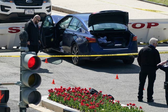 <p>Un oficial de policía del Capitolio murió y otro resultó herido cuando un hombre embistió su vehículo contra un puesto de control fuera del edificio.</p>