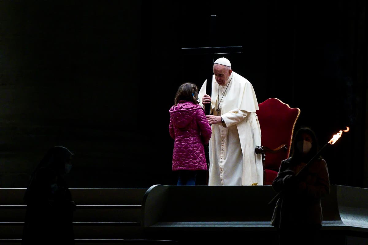 Pope on Good Friday hears children tell of pandemic losses 