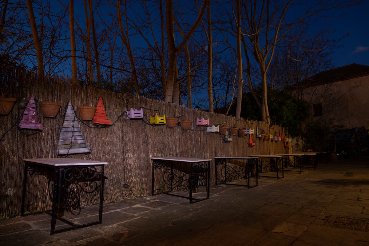 AP PHOTOS: Greek cafes still shuttered by COVID-19 measures
