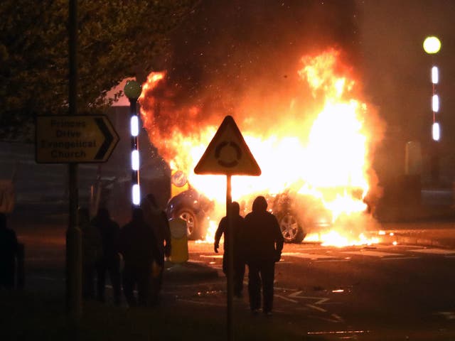 <p>Leales enmascarados después de secuestrar e incendiar un automóvil en la rotonda de Cloughfern en Newtownabbey. Hombres enmascarados arrojaron bombas de gasolina y secuestraron automóviles en el área de los Leales al Norte de Belfast. Fecha de la fotografía: sábado 3 de abril de 2021. Foto PA. Los leales y sindicalistas están enojados por los acuerdos comerciales posteriores al Brexit que, según ellos, han creado barreras entre Irlanda del Norte y el resto del Reino Unido. Las tensiones aumentaron aún más esta semana luego de una controvertida decisión de no procesar a 24 políticos del Sinn Fein por asistir a un funeral republicano a gran escala durante las restricciones de Covid-19. </p>