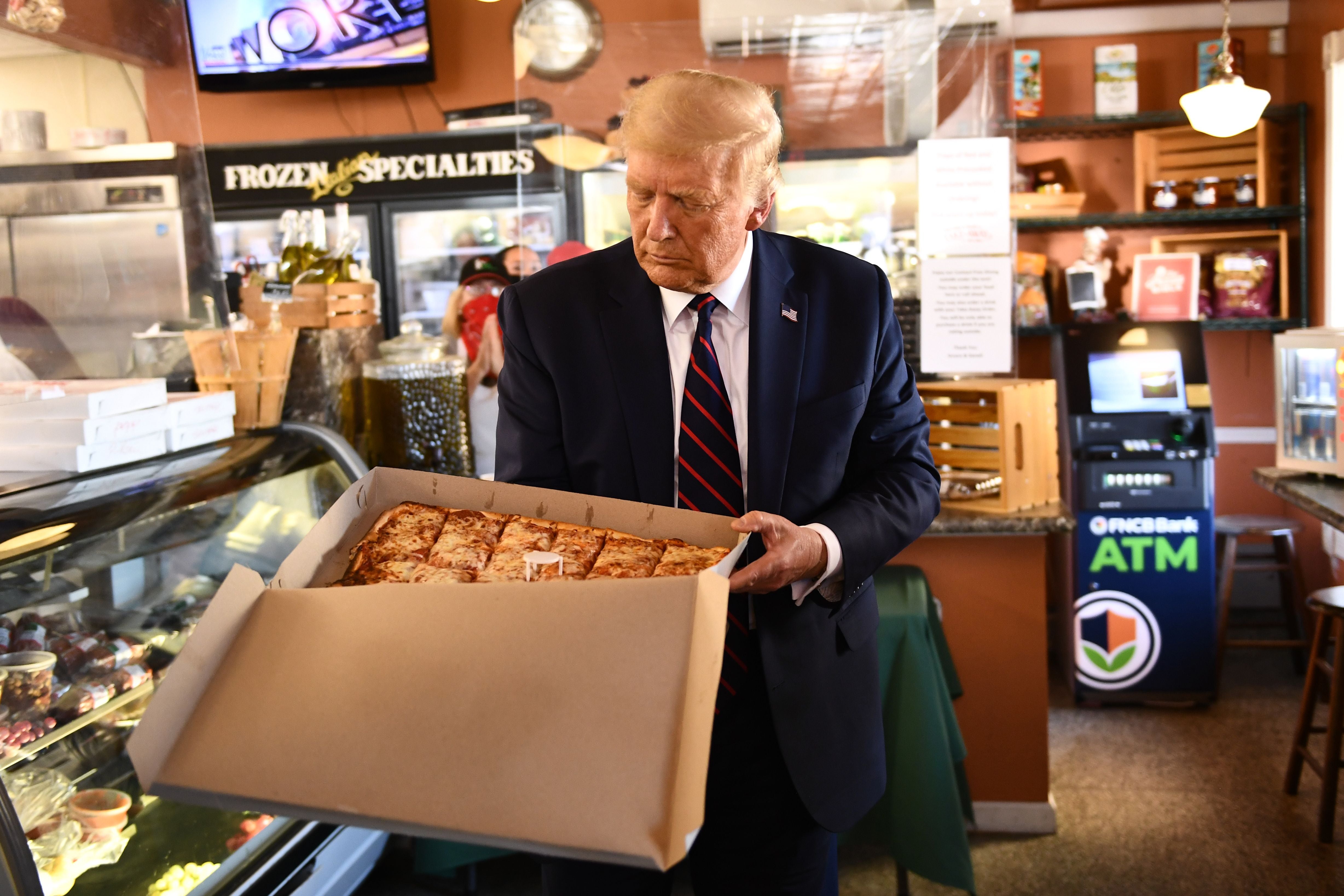 Donald Trump disfruta de una pizza durante la campaña electoral en Pensilvania en 2020
