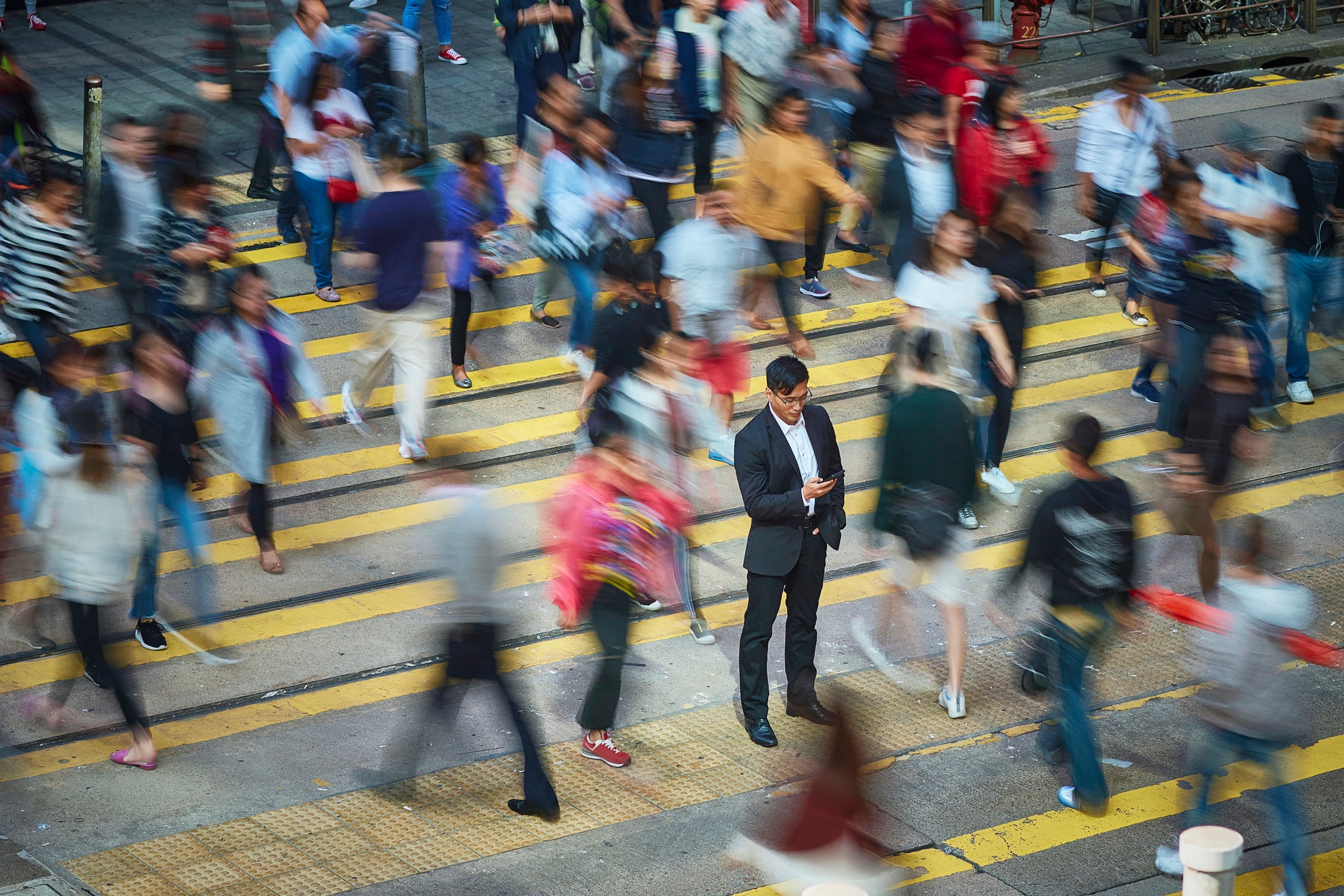 Humans organise themselves in ‘lane formation’ – unless people start using their phones