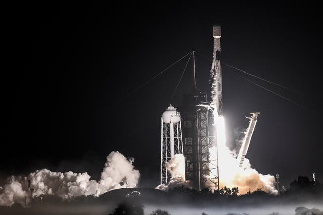<p>Un cohete SpaceX Falcon 9 despega del Centro Espacial Kennedy el domingo 14 de marzo de 2021 en Florida. El cohete lleva 60 satélites de comunicaciones Starlink. </p>