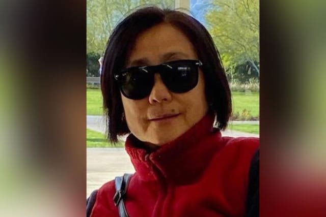 <p>Una mujer asiática fue asesinada a puñaladas en un ataque “aleatorio” mientras paseaba a sus perros en California, pero los detectives no lo están investigando como un crimen de odio</p>