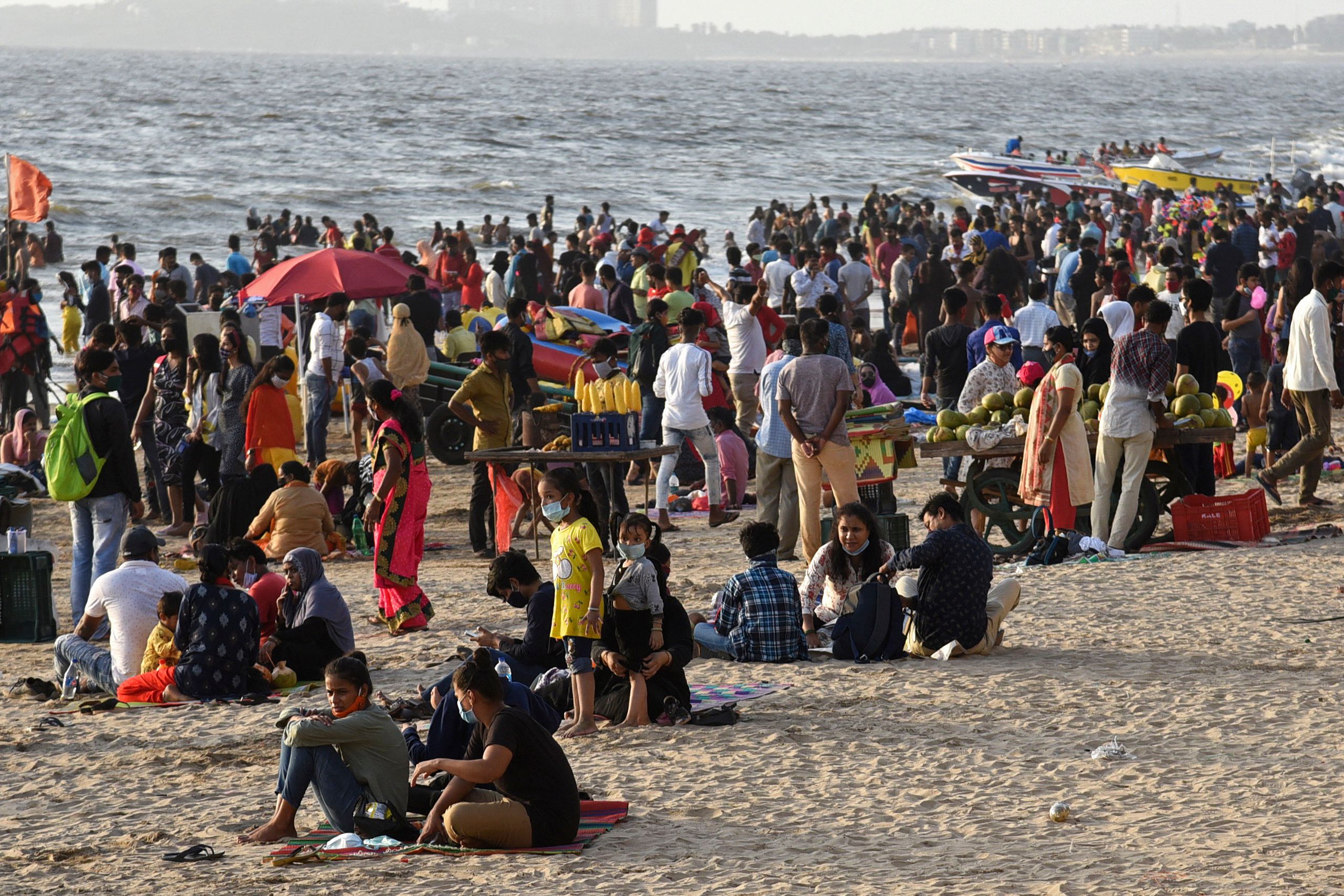 <p>Revelers crowd at the Juhu beach, Mumbai on 4  April, a day before India reported a record of 100,000 infection amid second wave of pandemic</p>