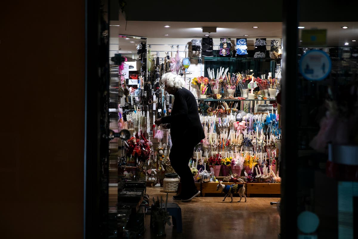 Greece: Stores open amid virus surge to help rescue economy