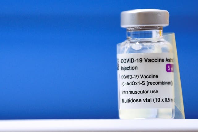 <p>Los casos raros de coágulos de sangre en personas que han recibido la vacuna Oxford/AstraZeneca podrían plantear dudas sobre si los jóvenes deben recibir una inyección de COVID</p>