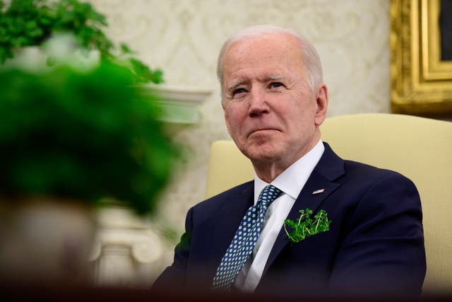 <p>El presidente estadounidense Joe Biden escucha durante una reunión virtual con el primer ministro irlandés (Taoiseach) Micheal Martin en la Oficina Oval de la Casa Blanca el 17 de marzo de 2021 en Washington, DC. Dos de los tatarabuelos de Biden emigraron de Irlanda. </p>
