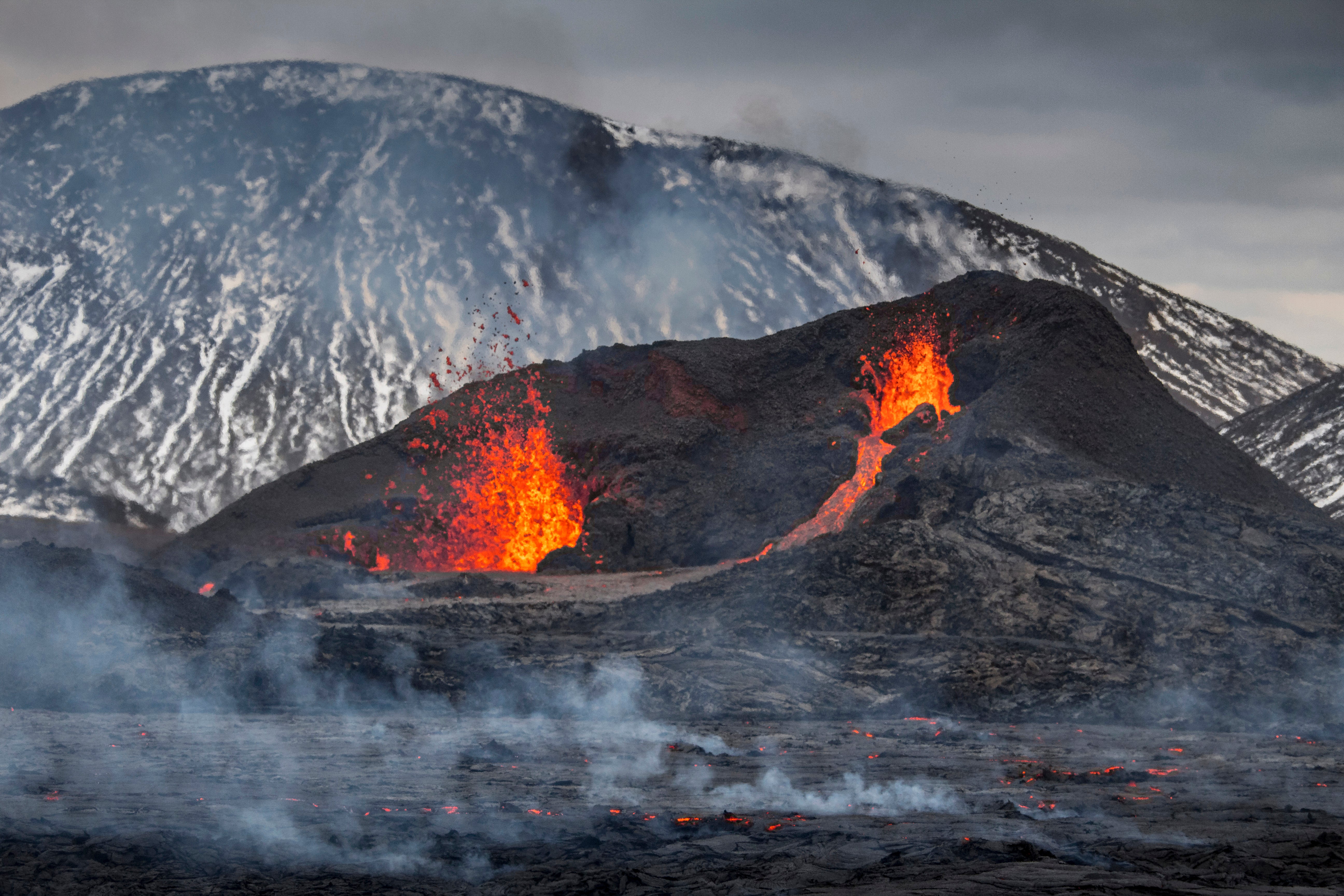 Hikers scramble as new fissure opens up at Icelandic volcano Steam 