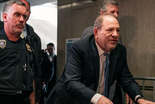 Harvey Weinstein ingresa a un tribunal de la ciudad de Nueva York el 24 de febrero de 2020