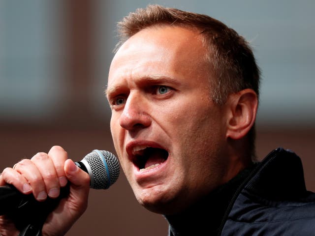 <p>La figura de la oposición rusa Alexei Navalny pronuncia un discurso durante una manifestación para exigir la liberación de los manifestantes encarcelados, que fueron detenidos durante las manifestaciones de la oposición por elecciones justas, en Moscú, Rusia, el 29 de septiembre de 2019. </p>