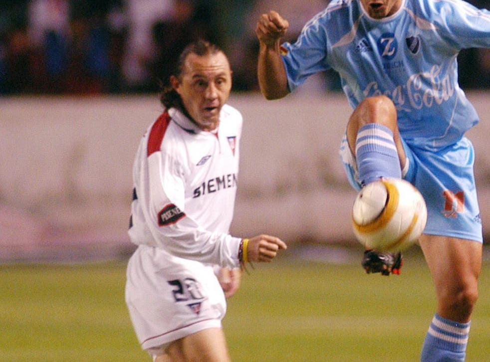 <p>Aguinaga colgó los botines en su natal Ecuador en 2005 jugando con Liga de Quito.</p>