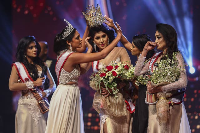 <p>Winner of Mrs Sri Lanka 2020 Caroline Jurie removed the crown of 2021 winner Pushpika de Silva</p>