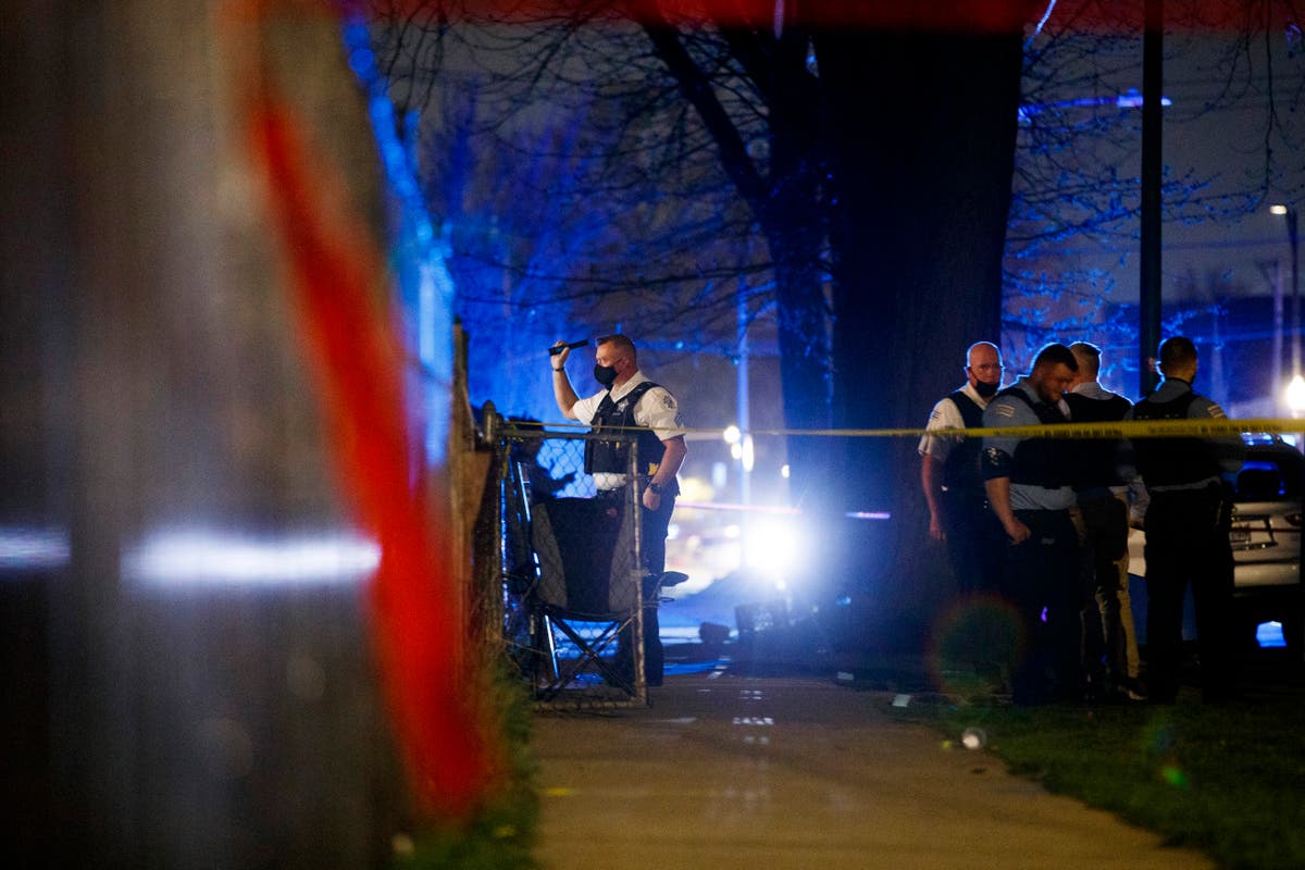 7 shot in Chicago as gunfire erupts during sidewalk fight