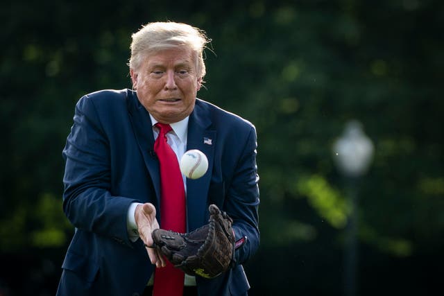 <p>El presidente de los Estados Unidos, Donald Trump, atrapa una pelota de béisbol lanzada por el ex lanzador del Salón de la Fama de los Yankees de Nueva York, Mariano Rivera, en el jardín sur de la Casa Blanca el 23 de julio de 2020 en Washington, DC. El presidente Trump y Rivera se reunieron con jugadores de béisbol juveniles para celebrar el Día Inaugural de las Grandes Ligas. </p>