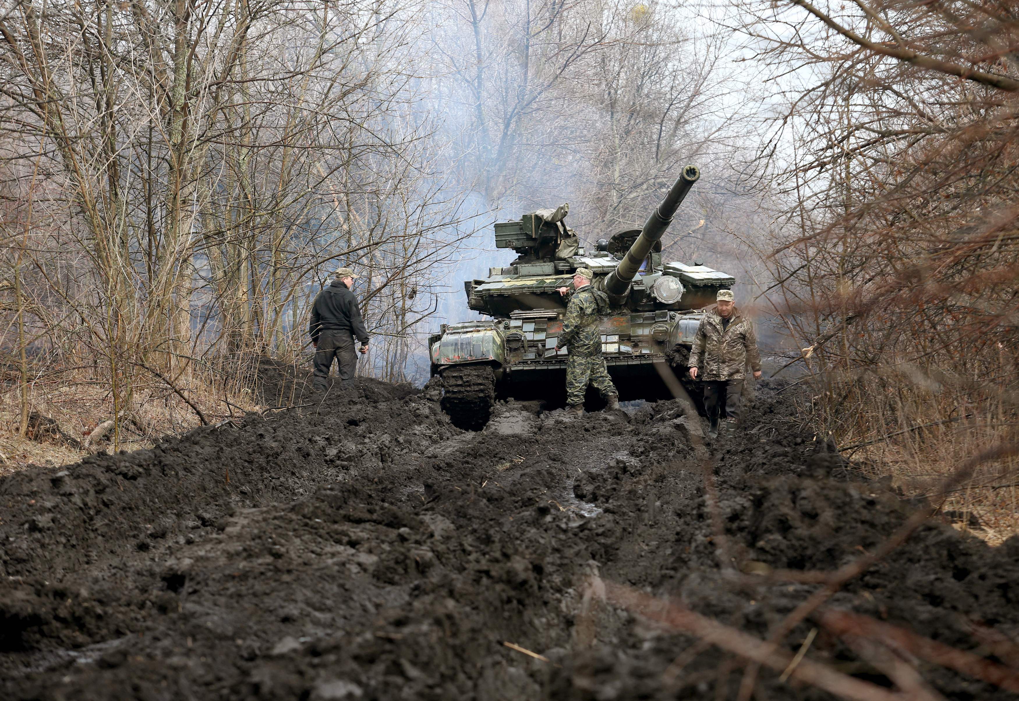 Ukrainian troops maintain tank positions