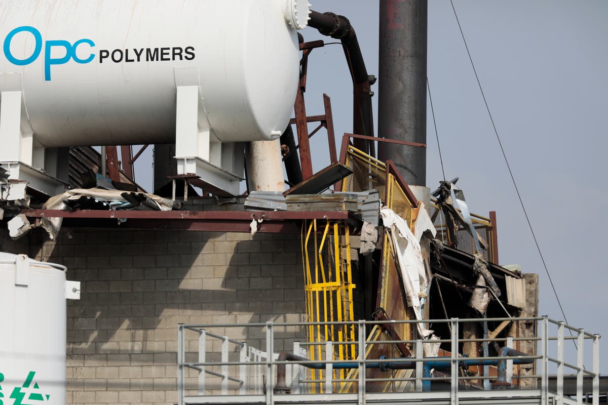 Paint plant explosion and fire kill 1, hurt 8; cause unclear Ohio