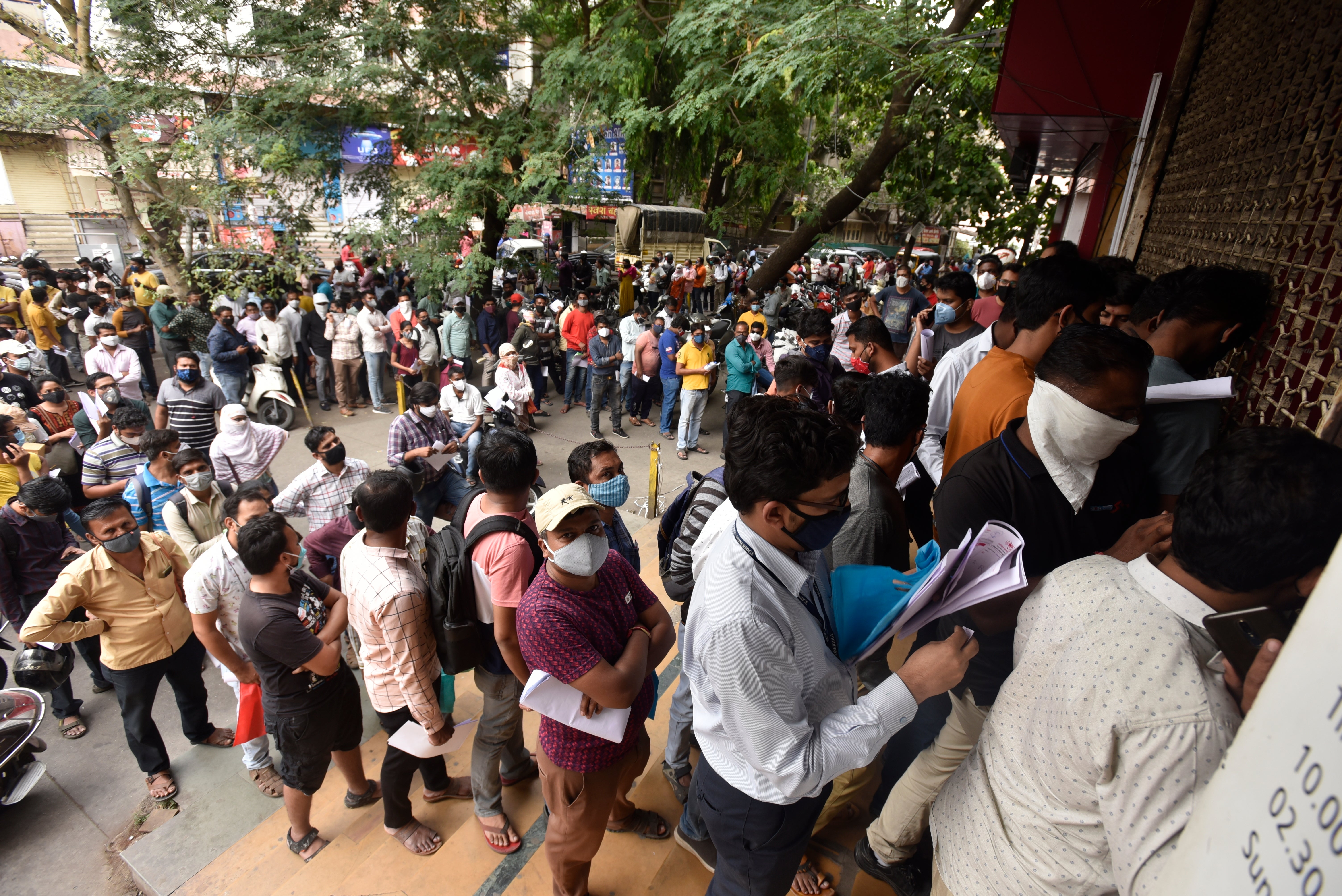 Queues outside the Chemists Association demand Remdesivir in Pune