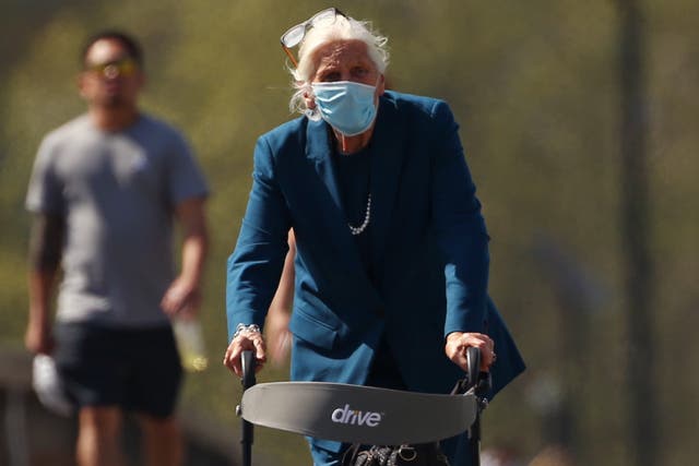 <p>Una anciana con una máscara facial y un andador en el puente de Westminster, Londres, mientras el Reino Unido continúa encerrado para ayudar a frenar la propagación del coronavirus. </p>