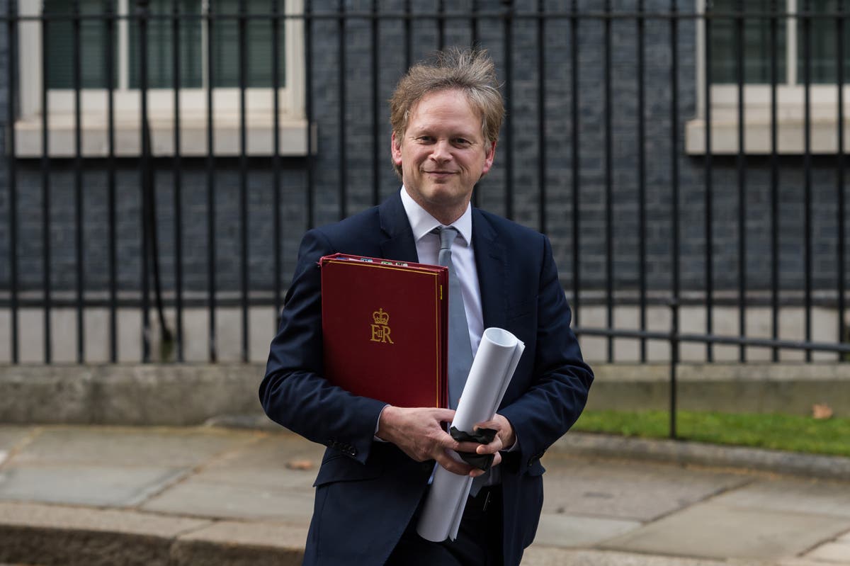 Grant Shapps drops advice urging people not to book summer holidays but warns of &lsquo;risks&rsquo;