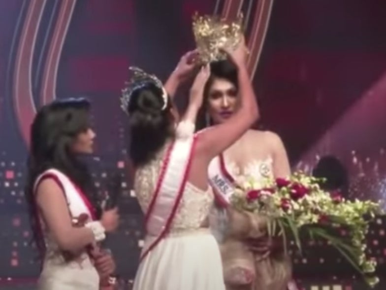 The video shows 2020 Mrs Sri Lanka winner snatching the crown away from this year’s winner and giving it to the second runner-up