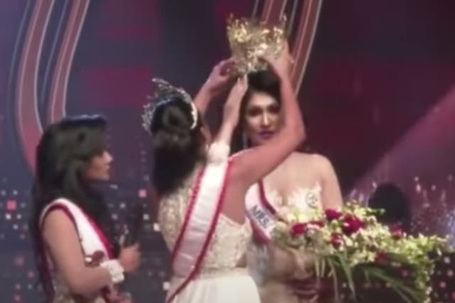 <p>The video shows 2020 Mrs Sri Lanka winner snatching the crown away from this year’s winner and giving it to the second runner-up</p>