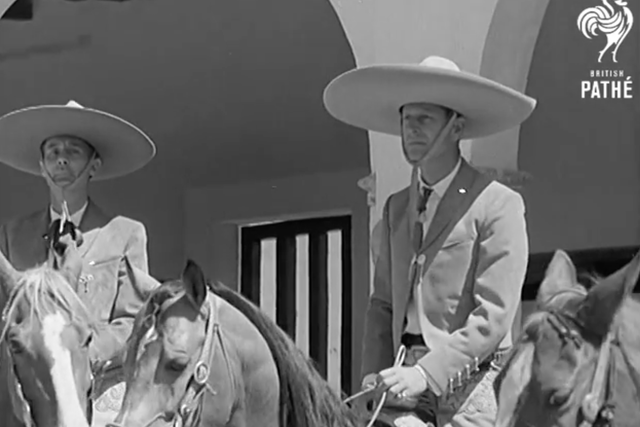 <p>En 1964 el Príncipe Felipe realizó una visita en solitario al país azteca. Ahí disfrutó de una presentación especial de ballet folclórico, participó en un torneo de polo e incluso portó el traje de charro. </p>