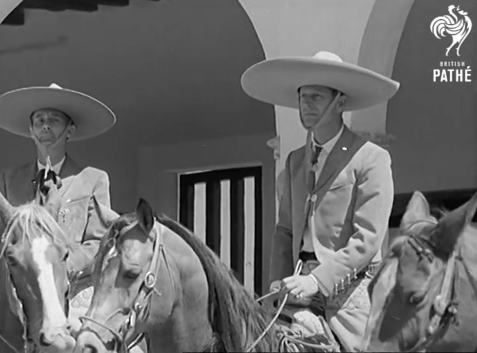 <p>En 1964 el Príncipe Felipe realizó una visita en solitario al país azteca. Ahí disfrutó de una presentación especial de ballet folclórico, participó en un torneo de polo e incluso portó el traje de charro. </p>